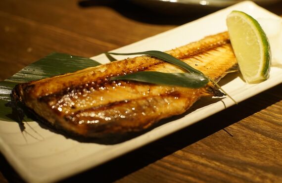 夜中に出来たて焼き魚の定食